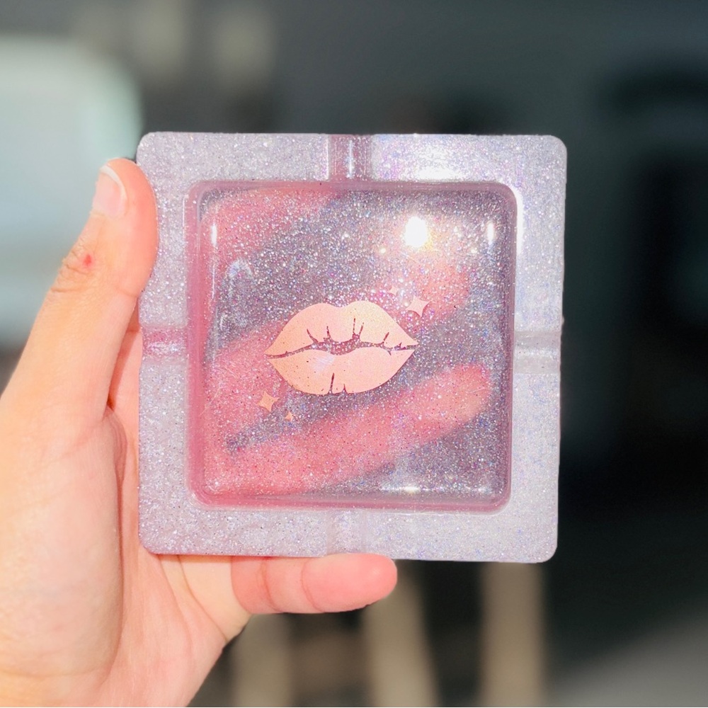 Cutesy & Sassy Ashtray 💄💋
